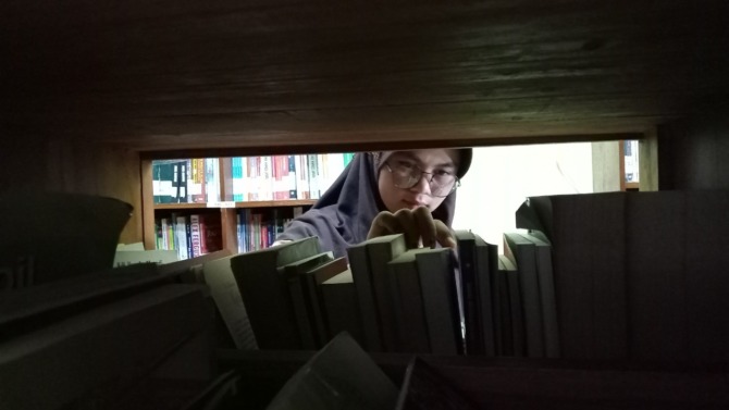 LITERASI: Pelajar mencari buku bacaan di Perpusda Magetan, kemarin (25/11). (ILUSTRASI FOTO: NUR CAHYONO/JAWA POS RADAR MAGETAN)