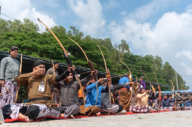 ADU TITIS: Ratusan pemanah tradisional saling adu titis membidik bandul saat mengikuti Gladhen Ageng Jemparingan Notopuro 2022 di Pantai Pancer Door kemarin (20/11). (SUGENG DWI N./JAWA POS RADAR PACITAN)