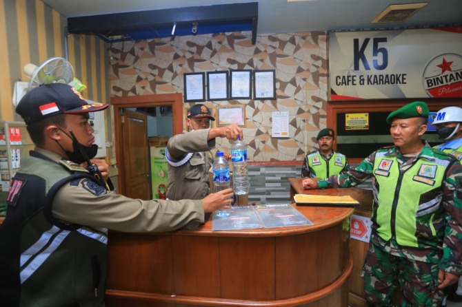 KONANGAN: Petugas gabungan menemukan minol saat merazia salah satu tempat hiburan malam, Selasa (22/11) malam. (BAGAS BIMANTARA/JAWA POS RADAR MADIUN)