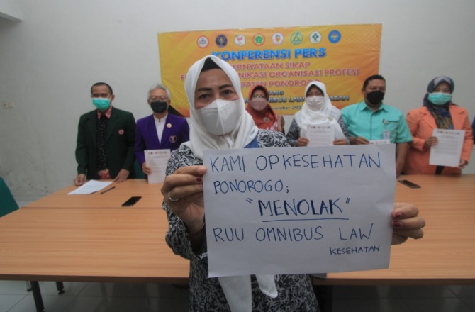 PERNYATAAN SIKAP: 10 organisasi profesi kesehatan di Ponorogo menolak RUU Omnibus Law, Senin (28/11). (AJI PUTRA/JAWA POS RADAR PONOROGO)