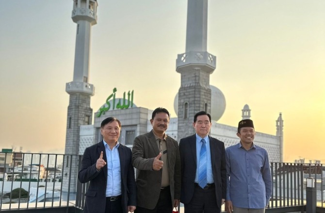 AKRAB: Maidi berfoto bersama Presiden Korea Muslim Federation Hussein Kim Dong Eok di Seoul Central Mosque. (NOOR AFLAH DISKOMINFO KOTA MADIUN FOR JAWA POS RADAR MADIUN)