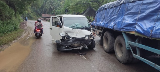 RINGSEK: Petugas dari Polsek Tegalombo dan Satlantas Polres Pacitan melakukan olah TKP di lokasi kecelakaan beruntun antara dua truk dengan mobil pengantar uang di Jalan Raya Pacitan-Ponorogo, Sabtu (12/11). (ISTIMEWA)
