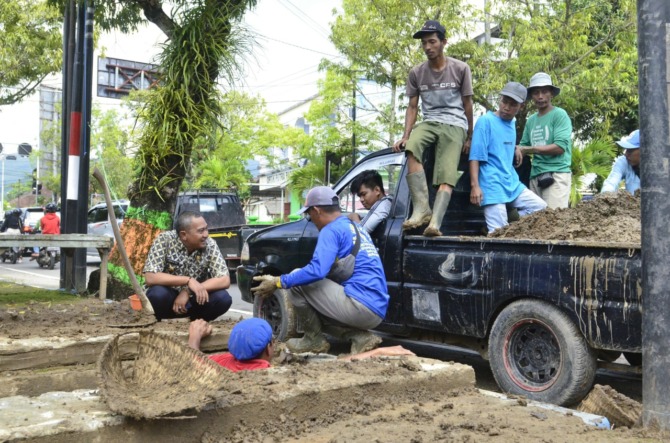 CEK LANGSUNG: Bupati Pacitan Indrata Nur Bayuaji meninjau aktivitas pembersihan saluran di Jalan Ahmad Yani saat dalam perjalanan menuju ke Tamperan kemarin (10/11). (INDRATA NUR BAYUAJI FOR RADAR PACITAN)