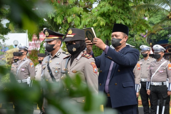 PEJABAT INTERNAL: Kapolres Madiun Kota AKBP Suryono memimpin sertijab Kasatlantas di mapolres setempat kemarin (28/11). (ISTIMEWA)