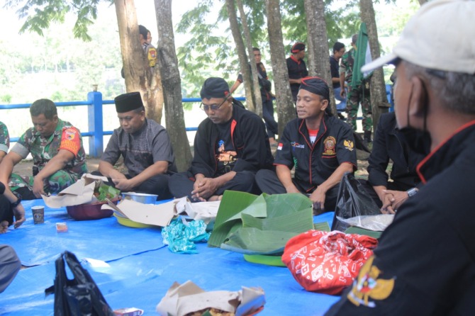 KHIDMAT: Warga Carangrejo, Sampung mempersiapkan ritual budaya dari sejak menjelang subuh. (AJI PUTRA/JAWA POS RADAR PONOROGO)