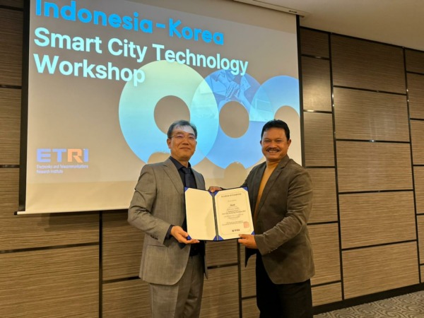 OLEH-OLEH: Wali Kota Madiun Maidi menerima sertifikat Indonesia-Korea Smart City Technology Workshop 2022 dari Presiden ETRI Kim Myung-Joon kemarin. (NOOR AFLAH DISKOMINFO KOTA MADIUN FOR JAWA POS RADAR MADIUN)