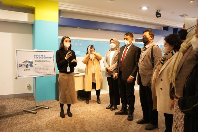 STUDI BANDING: Wali Kota Madiun Maidi saat mengikuti technical workshop yang digelar Evolution and Transformation Research Institude (ETRI) di Daejeon, Korea Selatan. (DISKOMINFO KOTA MADIUN FOR JAWA POS RADAR MADIUN)