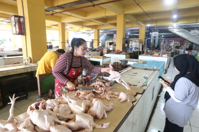TIDAK TERMASUK: Pedagang ayam potong di PBM melayani pembeli kemarin (9/11). Mereka menjual sesuai dengan harga pasar karena tidak mendapat subsidi. (ILUSTRASI/BAGAS BIMANTARA/JAWA POS RADAR MADIUN)