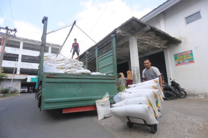 BONGKAR-MUAT: Pemkot Madiun melibatkan PD Aneka Usaha untuk mengoptimalkan penyaluran subsidi pedagang di Pasar Besar Madiun dengan skema bebas biaya distribusi atau ongkir. (ILUSTRASI/BAGAS BIMANTARA/JAWA POS RADAR MADIUN)