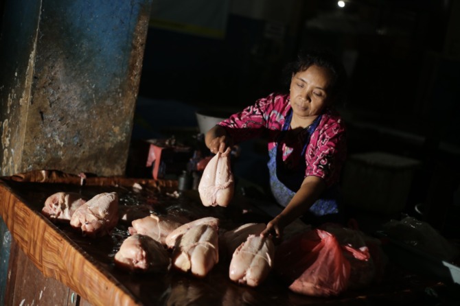 DIEVALUASI: Pedagang ayam potong di Pasar Sleko masih mendapatkan subsidi untuk memangkas kenaikan harga kemarin (6/11). Sedangkan subsidi khusus untuk pedagang PBM dicabut. (BAGAS BIMANTARA/JAWA POS RADAR MADIUN)