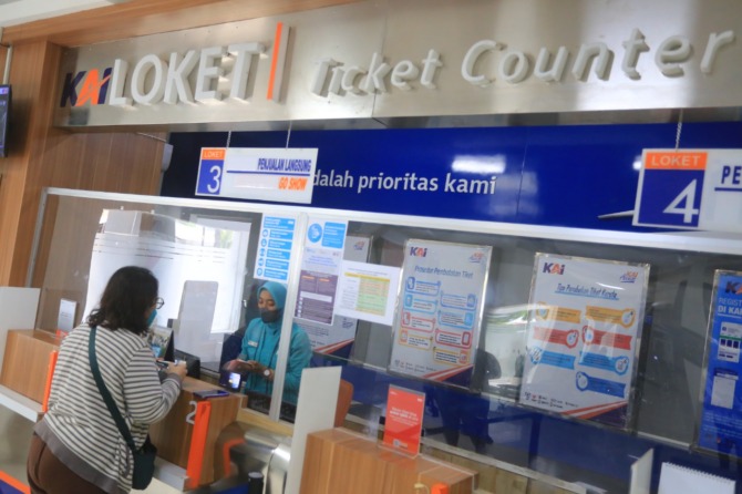 MOMEN TAHUNAN: Pembelian tiket kereta api untuk libur Nataru masih dilayani. (BAGAS BIMANTARA/JAWA POS RADAR MADIUN)