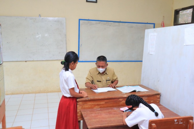 KEGAIATAN BELAJAR MENGAJAR: Sejumlah SD-SMP di Pacitan mengalami kekurangan tenaga pendidik. (DOKUMEN JAWA POS RADAR PACITAN)
