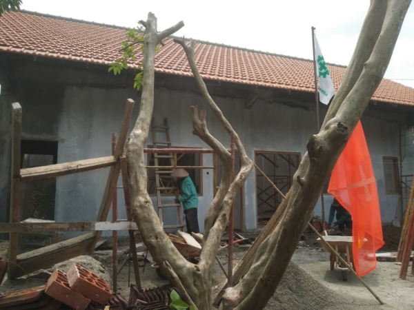 AGAR LAYAK: TK Kuntum Mekar, Manguharjo, dalam proses rehabilitasi, kemarin (16/11). (RAHMA DWI LESTARI/JAWA POS RADAR MADIUN)