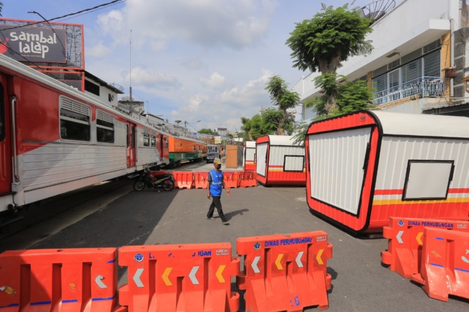 ON PROGRES: Penataan kawasan wisata kuliner kereta api di Jalan Bogowonto terus disempurnakan, Minggu (27/11). (BAGAS BIMANTARA/JAWA POS RADAR MADIUN)