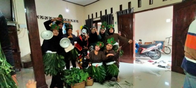 PEGIAT SENI: Warga Pangongangan mementaskan kesenian edan-edanan. (SUWARSIH FOR JAWA POS RADAR MADIUN)