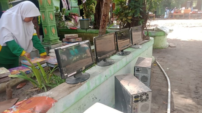 DIJEMUR: Sejumlah perangkat komputer milik MIN 8 Ngawi yang basah kena banjir. (MUHRIADUS SOLIKIN UNTUK JAWA POS RADAR NGAWI)