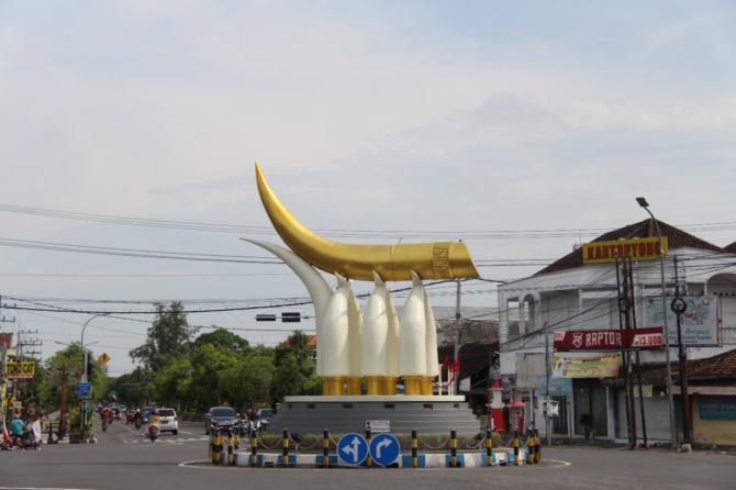 TAMPAK BARU: Pengecatan ulang Tugu Kartonyono menghabiskan anggaran Rp 66 juta. (ASEP SYAEFUL BAHRI/JAWA POS RADAR NGAWI)