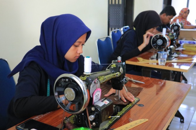 BURUH: Upah para pekerja di Pacitan bakal naik seiring telah ditetapkannya besaran UMK 2023 dalam rapat dewan pengupahan. (SUGENG DWI N./JAWA POS RADAR PACITAN)