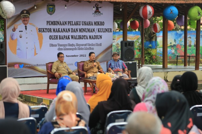DI-KORSEL-KAN: Wali Kota Madiun Maidi menyampiakan oleh-oleh dari Korsel dalam kegiatan pembinaan pelaku UMKM di Ngrowo Bening Edupark kemarin (14/11). (BAGAS BIMANTARA/JAWA POS RADAR MADIUN)