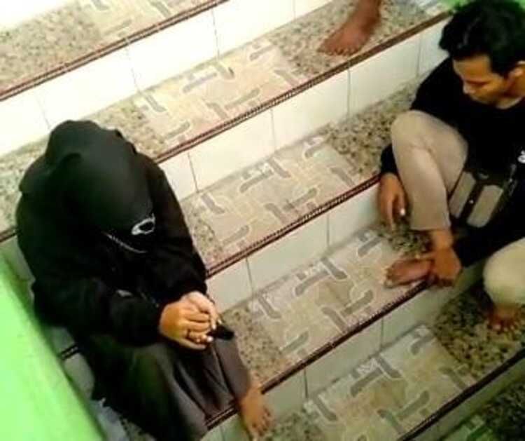 TAK PATUT DICONTOH: Dua muda-mudi yang ketahuan mesum di Desa Ngaglik, Parang, pada Minggu (27/11) lalu. (ISTIMEWA)