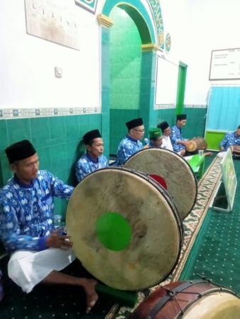 SEMI MODERN: Kelompok seni gembrung asal Nambangan Lor sedang latihan. (DINA ARYATI FOR JAWA POS RADAR MADIUN)