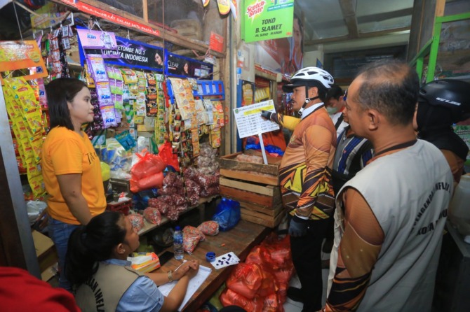 PANTAU: Wali Kota Madiun Maidi saat sidak ke sejumlah pasar tradisional dan toko kelontong Selasa lalu (22/11). (BAGAS BIMANTARA/JAWA POS RADAR MADIUN)