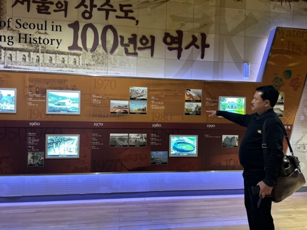 TAKJUB: Wali Kota Madiun Maidi saat mengunjungi Waterworks Museum di Seoul kemarin.