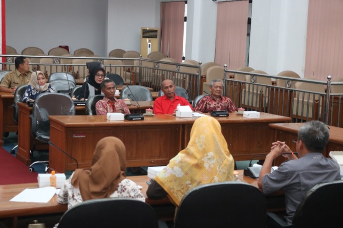 HEARING: Sejumlah warga dan pedagang kecil di Kelurahan Baleharjo menggelar rapat dengar pendapat (RDP) dengan anggota DPRD Pacitan, Selasa (15/11). (SUGENG DWI N./JAWA POS RADAR PACITAN)