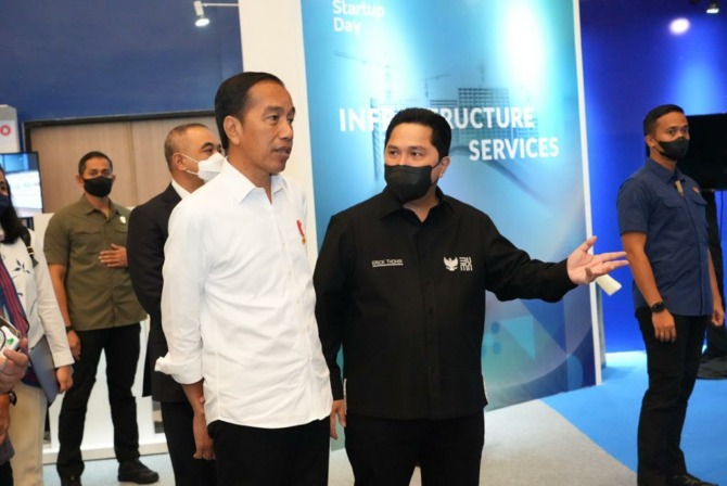 DEKAT: Menteri BUMN Erick Thohir saat bersama dengan Presiden Jokowi. (ISTIMEWA)