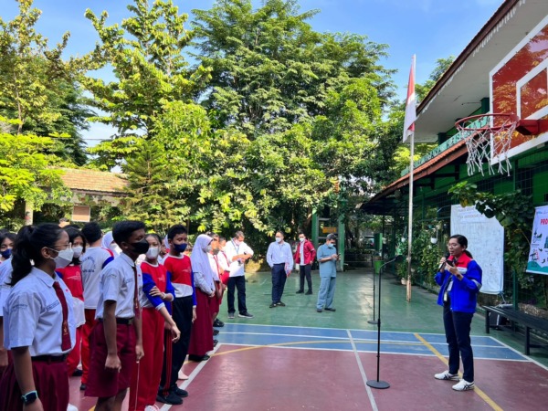 PENGGERAK ENERGI: Para pekerja Pertamian Patra Niaga menggelar PEN 5 di dua SDN di Surabaya. (ISTIMEWA)