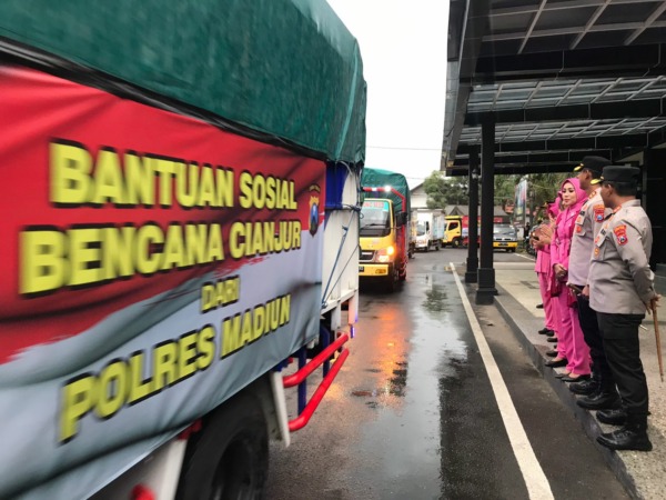 MISI SOSIAL: Kapolres Madiun AKBP Anton Prasetyo memberangkatkan truk yang mengangkut bantuan untuk korban gempa Cianjur. (R. BAGUS RAHADI/RADAR MADIUN)