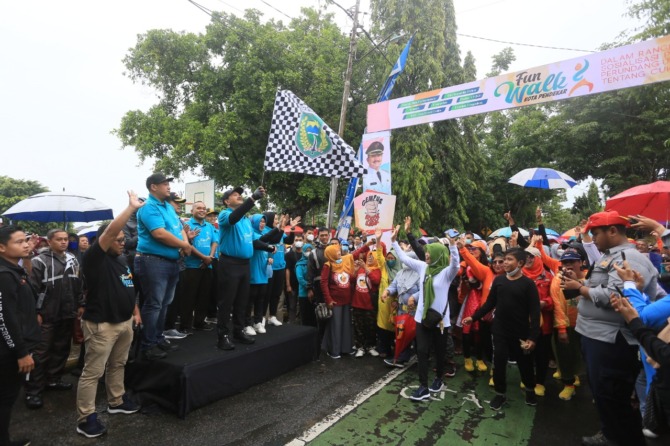 MERIAH: Wali Kota Madiun Maidi memberangkatkan peserta Fun Walk Kota Pendekar di Lapangan Gulun, Kejuron, Taman kemarin (19/11).(BAGAS BIMANTARA/JAWA POS RADAR MADIUN)