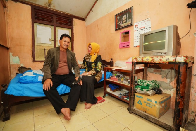 SAMBANG WARGA: Wali Kota Madiun Maidi bersama Ketua TP PKK Kota Madiun Yuni Setyawati Maidi di rumah salah satu warga Mojorejo. (DISKOMINFO FOR RADAR MADIUN)