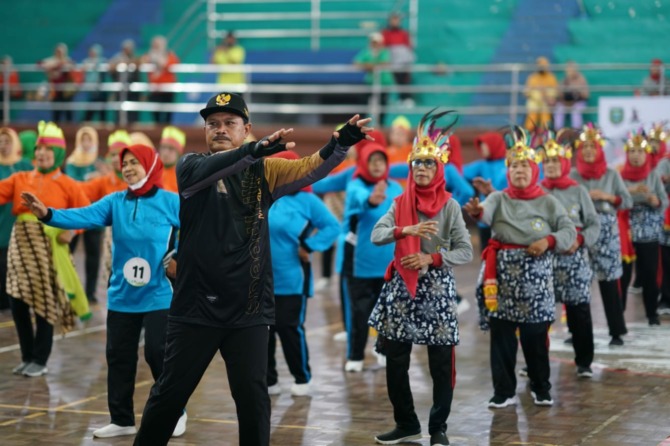 BIAR SEHAT: Wali Kota Madiun Maidi saat menghadiri Lomba Senam Lansia. (DISKOMINFO FOR RADAR MADIUN)
