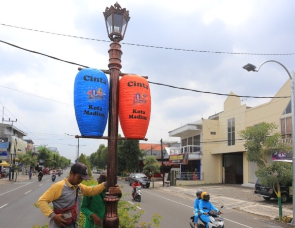 LEBIH CANTIK: Disperkim Kota Madiun memasang ratusan titik lampu PJU berbentuk lampion di sejumlah jalan protokol tahun ini. (BAGAS BIMANTARA/JAWA POS RADAR MADIUN)