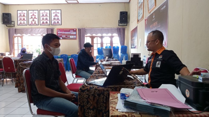 PENDAFTARAN: Petugas KPU menerima berkas pendaftaran PPK di Kantor KPU Magetan. (NUR CAHYONO/JAWA POS RADAR MAGETAN)
