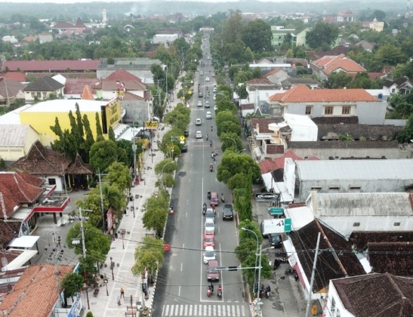 MENYUSUL SEBELAH BARAT: DPUPR menyusun desain perencanaan pembanguan trotoar Yos Sudarso sisi timur tahun ini. (R. BAGUS RAHADI/JAWA POS RADAR NGAWI)
