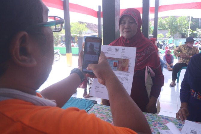 BELUM TUNTAS: Penyaluran bansos di Kabupaten Madiun beberapa waktu lalu. (R. BAGUS RAHADI/JAWA POS RADAR CARUBAN)