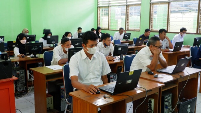 SELEKSI: Calon PPK mengikuti computer assisted test (CAT) di SMKN 1 Kota Madiun, Selasa (6/12). (ANGGIYAN BAYU/JAWA POS RADAR MADIUN)