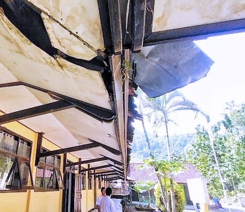 RUSAK: Atap salah satu ruang kelas di SDN Ponggok telah jebol. (DOK RADAR PACITAN)