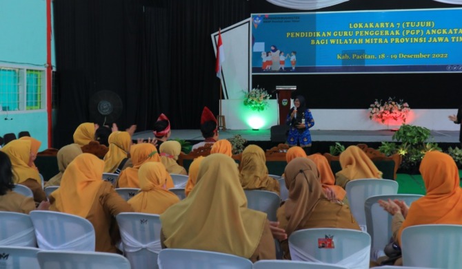 PENDIDIKAN: Para calon guru penggerak dibekali materi mengenai kepemimpinan pembelajaran dan pedagogi oleh fasilitator, Senin (19/12). (SUGENG DWI N./JAWA POS RADAR PACITAN)