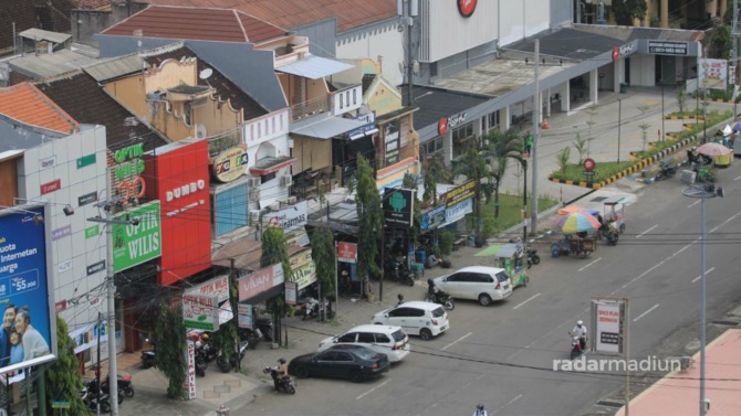 KAWASAN BISNIS: Sejumlah pelaku usaha baru bermunculan di Ponorogo seiring perkembangan ekonomi daerah yang semakin membaik. (AJI PUTRA/RADAR PONOROGO)