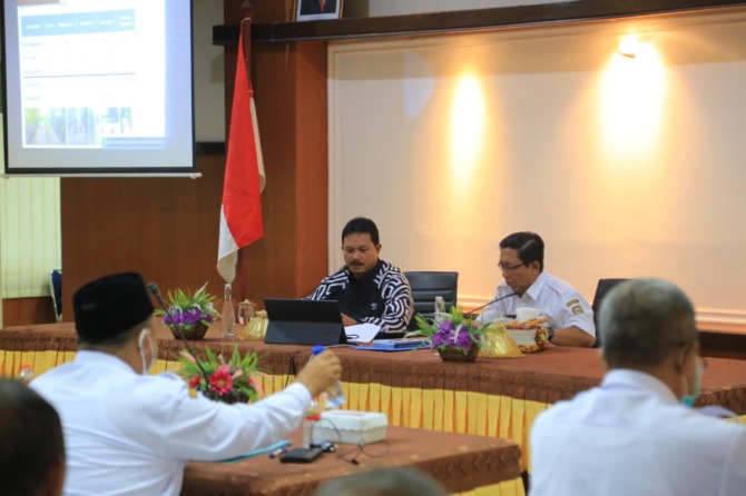 PERCEPATAN: Wali Kota Madiun Maidi memimpin rapat monitoring dan evaluasi proyek strategis di gedung bersama, Rabu (30/11). (BAGAS BIMANTARA/JAWA POS RADAR MADIUN)
