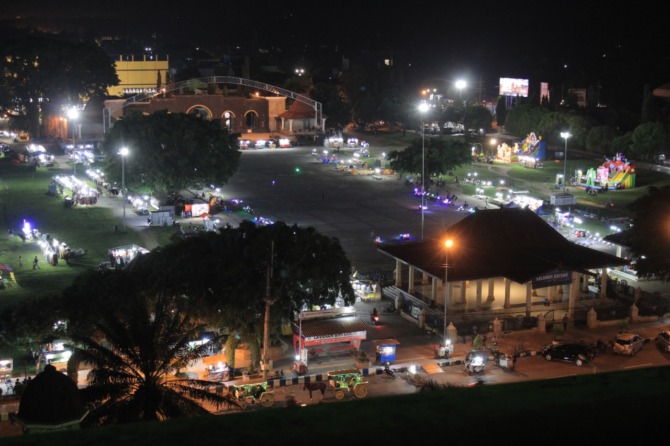HAPPY NEW YEAR: Di Alun-alun Ponorogo bakal digelar car frre night dan pesta kembang api pada malam pergantian tahun. (AJI PUTRA/JAWA POS RADAR PONOROGO)