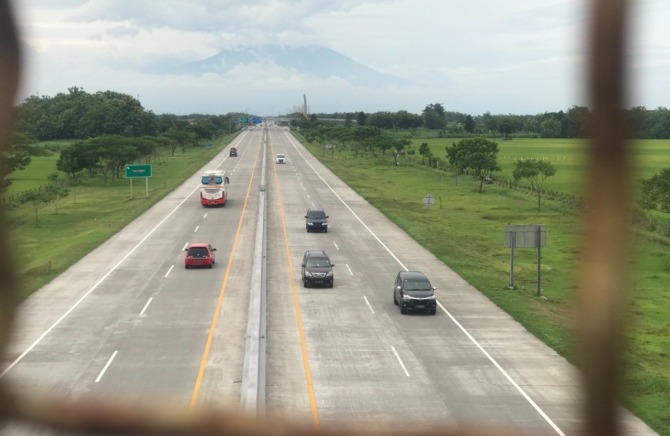 NAIK: Suasana tol Kertosono-Solo pada Jumat lalu (23/12). Kepadatan arus kendaraan di tol kemarin meningkat 50 persen. (R. BAGUS RAHADI/JAWA POS RADAR MADIUN)