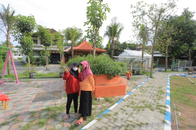 WISATA BARU: RTH Respati Manis menjadi tempat favorit warga setempat untuk berekreasi. (BAGAS BIMANTARA/JAWA POS RADAR MADIUN)