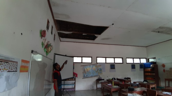 MEMBAHAYAKAN: Kondisi salah satu ruang kelas SDN 1 Gandong, Bringin, Ngawi, yang atapnya rusak parah. (ASEP SYAEFUL BACRI/JAWA POS RADAR NGAWI)