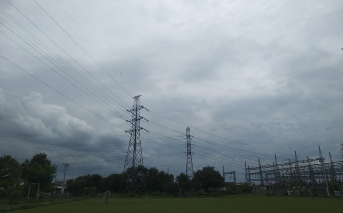AWAN TEBAL: Langit di atas Kota Madiun tertutup mendung, Jumat (23/12). Selama momen Nataru cuaca diprediksi tidak menentu. (RAHMA DWI LESTARI/JAWA POS RADAR MADIUN)