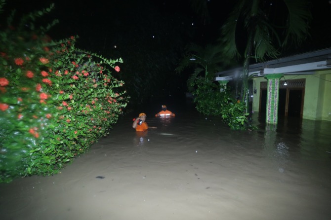 TERGENANG: Rumah warga yang terdampak bencana banjir di Desa Klumutan, Saradan, beberapa waktu lalu. (DOKUMENTASI/JAWA POS RADAR CARUBAN)