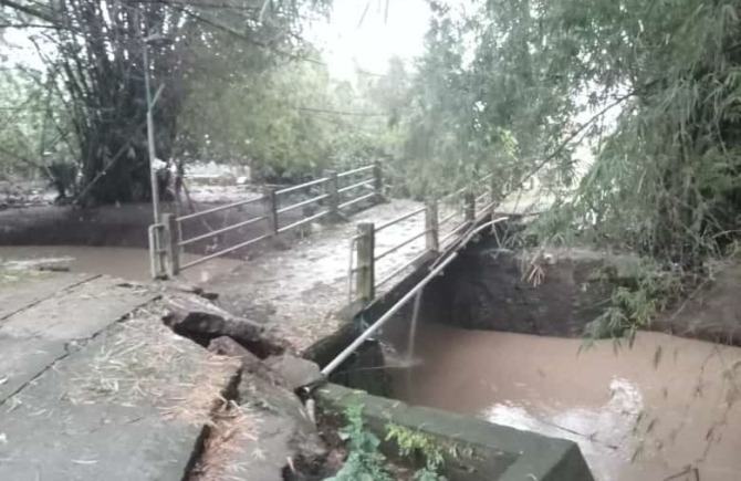 AMBROL: Jembatan di RT 10, Desa Tempursari, Wungu, ambrol diterjang bambrongan yang terbawa derasnya banjir pada Sabtu (24/12) lalu. (ISTIMEWA)